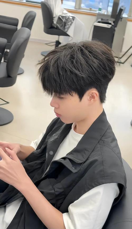 可不可以改帅点的发型_发型得体显帅气，脸型发质来搭配