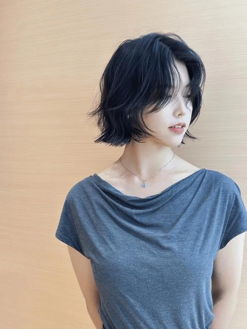 46岁圆脸女性适合什么发型_梨花卷云朵烫八字刘海波波头锁骨发