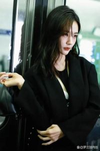 全黑衣服配什么长发发型_全黑简约高级穿搭，显高发型搭配技巧