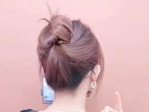 穿短裙时绑什么头发_短裙发型搭配，展现自信柔美