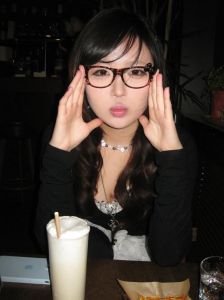 直刘海与斜刘海哪种好看_直刘海VS斜刘海，选对才好看！