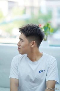 剪两边的发型男生_流行男士两边铲发，显脸小显个性