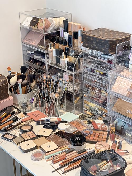 一桌子化妆品真实照_明星化妆品多?理性收纳,精致不浪费 一桌子化妆品真实照_明星化妆品多?理性收纳,精致不浪费