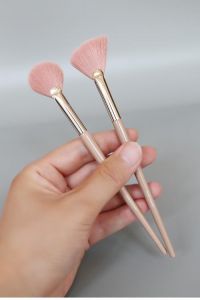 扇形化妆刷用来干嘛_散粉定妆，持久自然
