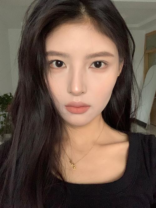 菱形脸参照明星化妆_柔化棱角显气质