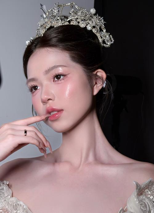 只有五官底子好的人化妆才好看_自信最美，淡妆提气色