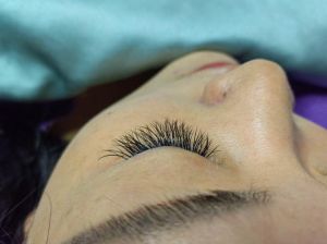 去嫁接睫毛能化妆吗_别戴隐形眼，24小时内别碰水！