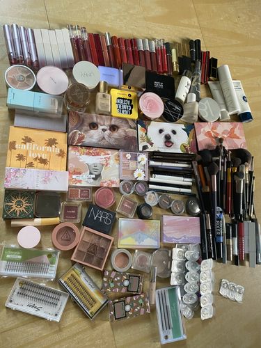 一桌子化妆品真实照_明星化妆品多?理性收纳,精致不浪费 一桌子化妆品真实照_明星化妆品多?理性收纳,精致不浪费