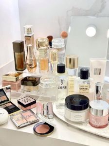 一桌子化妆品真实照_明星化妆品多？理性收纳，精致不浪费