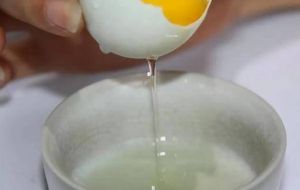 生鸡蛋清敷脸正确步骤_洁面后轻敷，每周2-3次助美肌