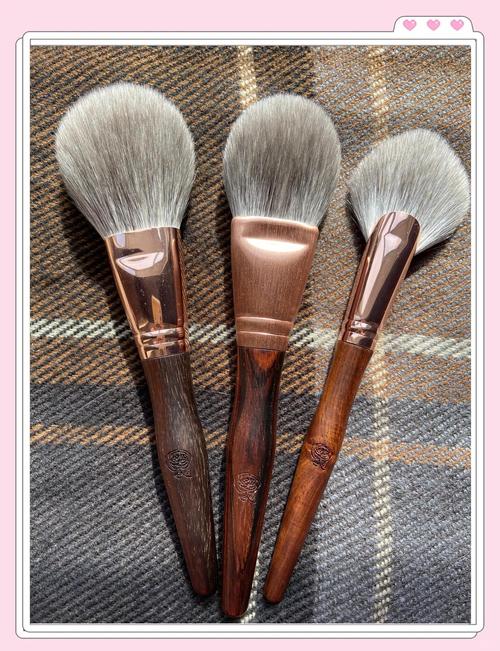 香舍玫瑰化妆刷好吗_香舍玫瑰刷子好用，粉底腮红刷推荐