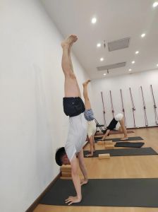 没练好瑜伽被男教练打_瑜伽教练辅助引争议，安全与信任如何保？