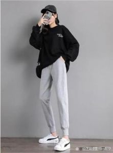 灰色健身服搭配_灰色健身服配白鞋显活力，高腰款舒适时尚，细节设计凸显个性