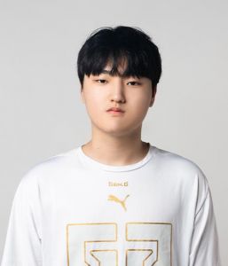 桌下小动作心动的金修奂7_金修奂细微动作流露温柔情感，引人心动共鸣