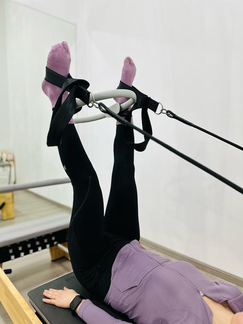 压前屈痛苦魔鬼训练_改善大腿后侧紧绷，轻松前屈！