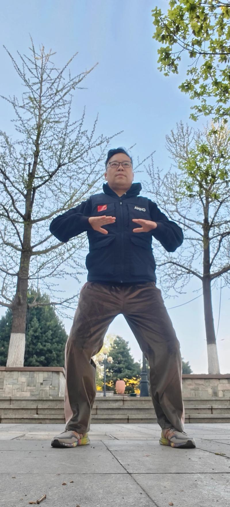 练拳基本功每日训练_踢腿转身甩肩压腿,强身健体 练拳基本功每日训练_踢腿转身甩肩压腿,强身健体