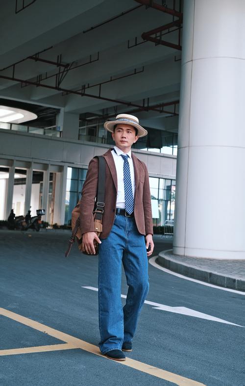 穿休闲西装适合什么牛仔裤_暮秋休闲西装配牛仔裤，穿搭关键在内搭，乐福鞋运动鞋可选