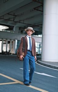 穿休闲西装适合什么牛仔裤_暮秋休闲西装配牛仔裤，穿搭关键在内搭，乐福鞋运动鞋可选