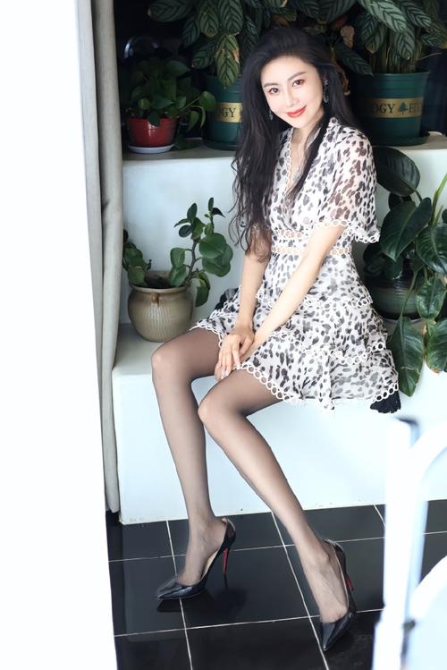 貂绒豹纹短裙搭配鞋_黑衫配豹纹裙，百搭显性感！