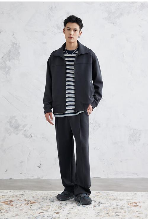 男深灰色卫裤怎么搭配上衣_百搭深灰卫裤，休闲商务潮流皆可穿