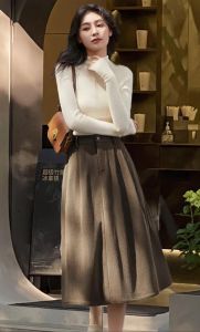 棕黄色灯芯绒裙子搭配什么_棕黄灯芯绒裙时尚百搭，配白上衣白鞋显清新活力