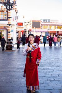 藏族服饰日常穿搭_适应高原的实用与仪式美