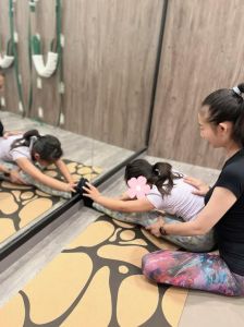 教朋友女儿练瑜伽_和三胎玩转居家瑜伽，协调性大进步！