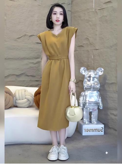 嫩黄裙子配什么颜色衣服好看_嫩黄百搭色，清爽时尚！