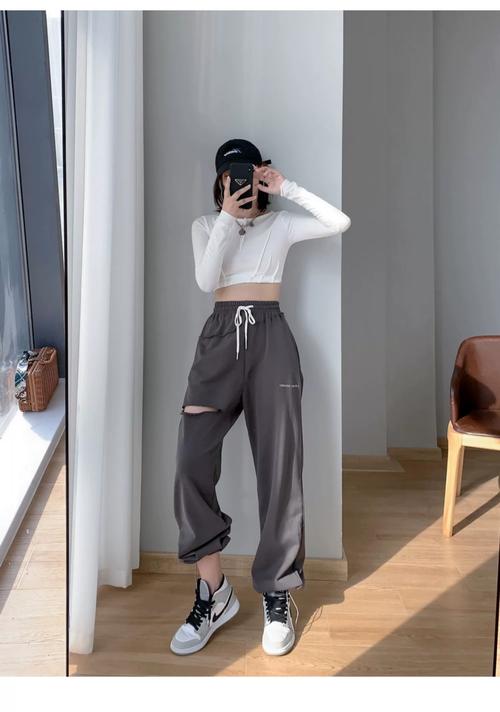 灰运动裤配啥颜色的上衣_灰色运动裤配白黑上衣显风格，色彩搭配穿出独特魅力