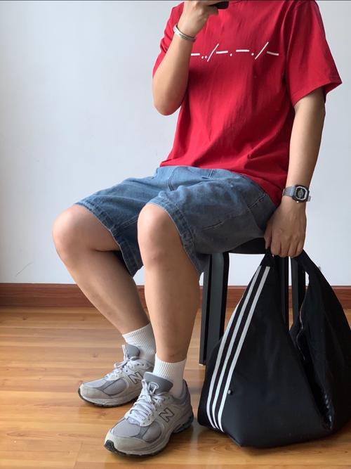 男短裤配什么鞋_男生短裤配什么鞋？运动帆布凉鞋皮鞋，看场合选对显时尚