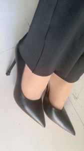 加固肉丝搭配高跟鞋_质感风格碰撞，穿出高级时尚感