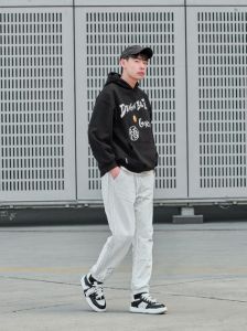 给人板鞋搭配男裤_休闲运动工装都好看