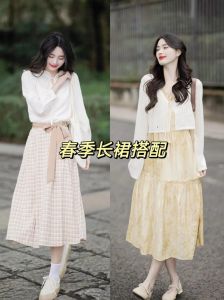 春裙配什么鞋_乐福鞋配百褶裙显腿长！中筒靴搭长裙优雅，短裙配长筒靴青春！