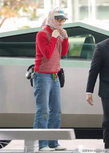 方巾搭配棒球帽戴法男_叠戴方巾棒球帽，简单穿出个性时尚