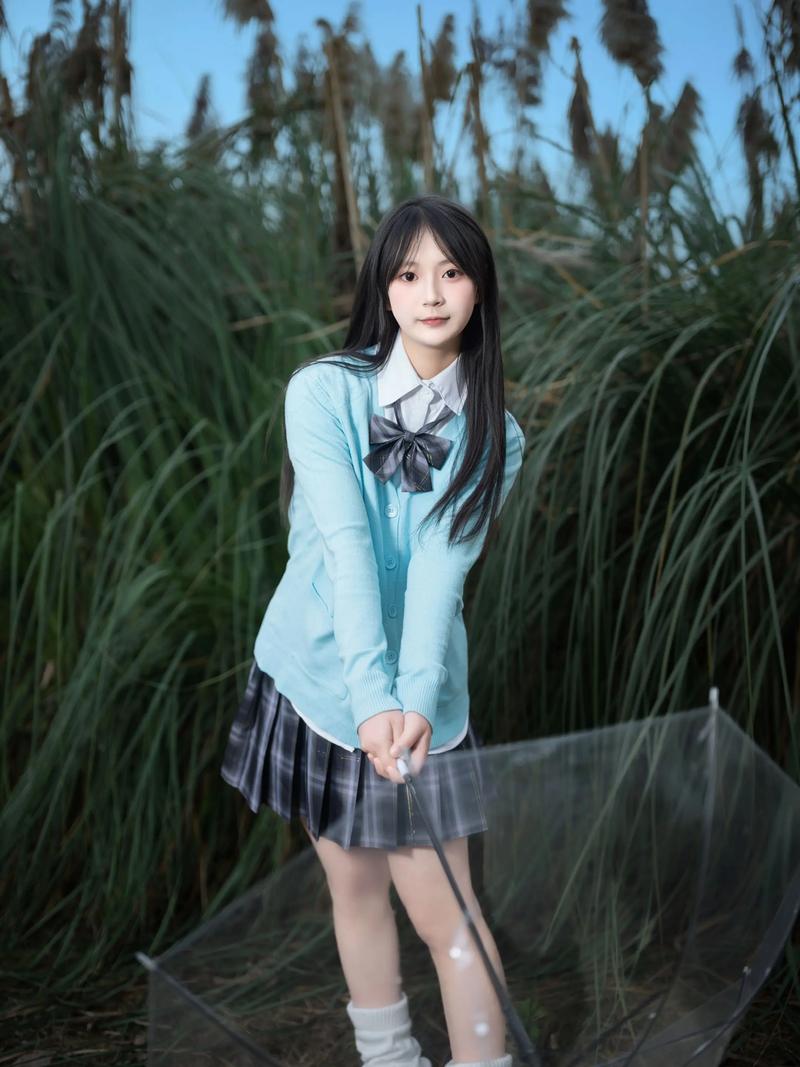 粉嫩的jk制服少女穿搭吗_粉色西装蝴蝶结百褶裙，撞出独特个性穿搭！