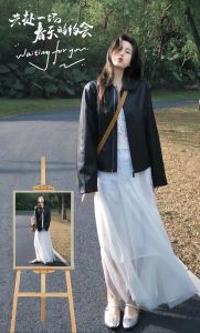 配皮裙穿什么上衣好看_百搭A字皮裙，质感柔厚显优雅