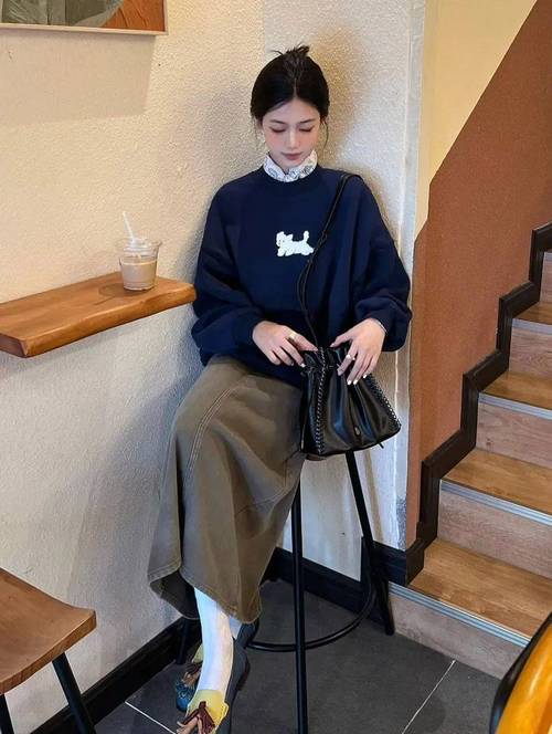 水蜜桃色裙子搭配卫衣_水蜜桃裙甜美显年轻,时尚百搭,夏日必备! 水蜜桃色裙子搭配卫衣_水蜜桃裙甜美显年轻,时尚百搭,夏日必备!