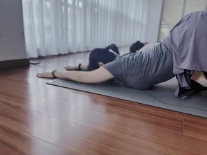 像猫一样趴着瑜伽姿势_缓解背痛，久坐必备！