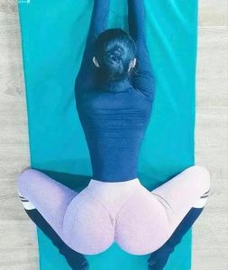 蜷缩趴着什么瑜伽姿势_趴着瑜伽放松减压，有效开髋增柔力