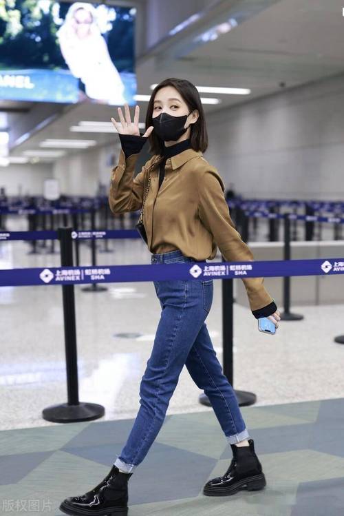 李一桐街拍紧身裤穿搭引热议_李一桐紧身裤吊带搭出青春女神范儿