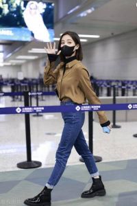 李一桐街拍紧身裤穿搭引热议_李一桐紧身裤吊带搭出青春女神范儿