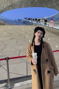 有帽沿的贝雷帽怎么搭配衣服_贝雷帽时尚百搭，点亮造型显气质