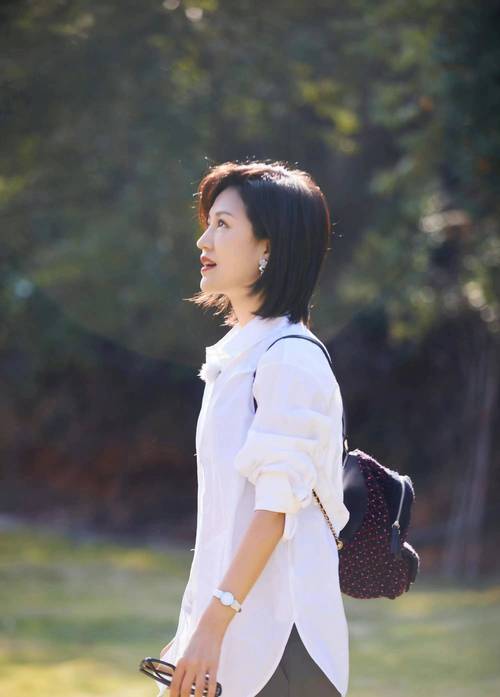 鲍蕾穿着一件白色高领_鲍蕾优雅穿搭，陆毅幸福婚姻羡煞旁人