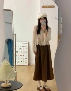 微色部长的裙子怎么搭配_米色配深色袜子显层次，黑裙配高跟鞋添精致，彩色半身裙活力，西装裙通勤，牛仔裙休闲