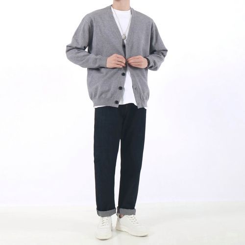 男灰色上衣搭配裤子_灰色上衣搭裤，经典时尚显品味