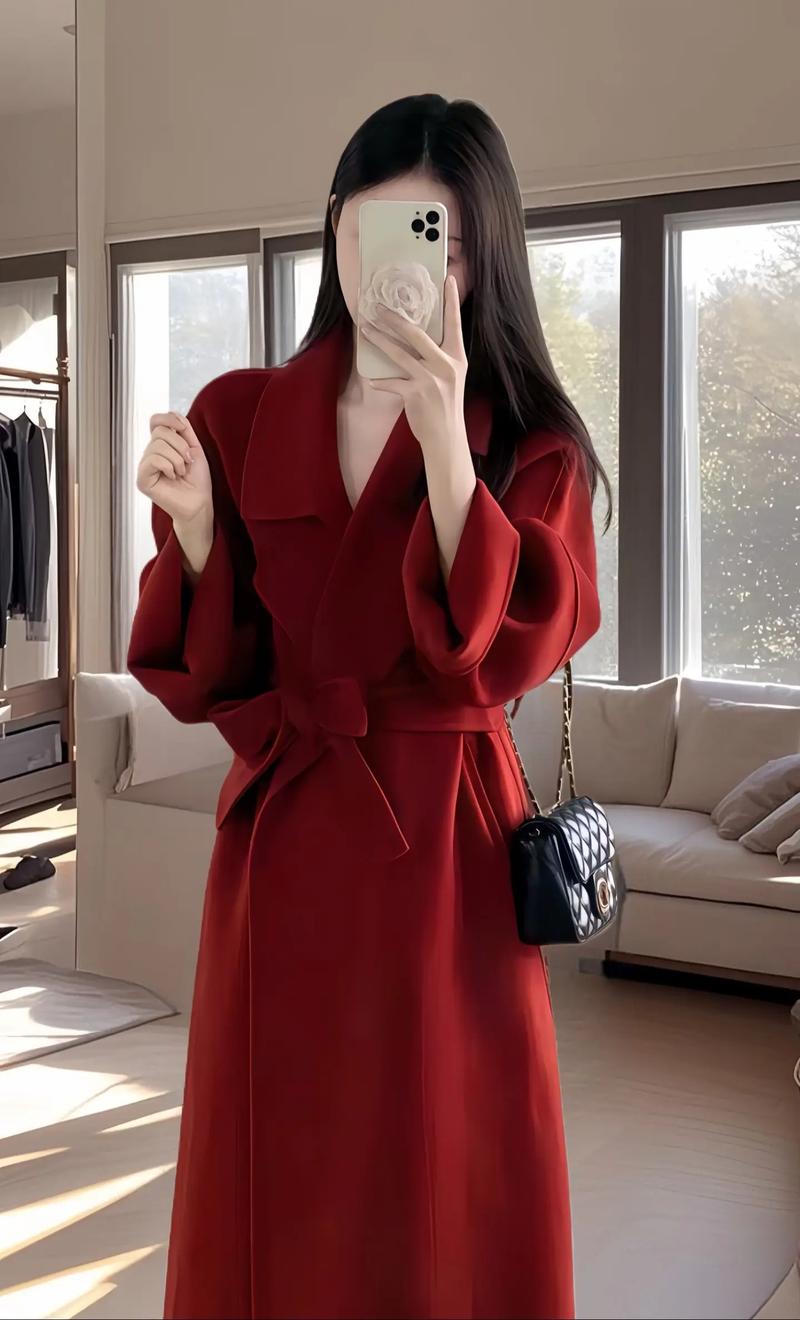 正红色大衣配什么内搭_正红大衣搭配内搭，多种风格可选，打造个性时尚造型