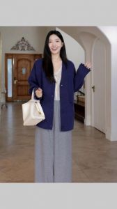 薄v领毛衣怎么搭配_V领毛衣百搭时尚，搭配裤装显利落，半裙显优雅，外套显层次感