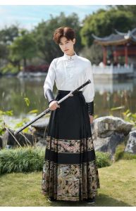 和马面裙搭配男士服装_男穿马面裙，前卫时尚新尝试