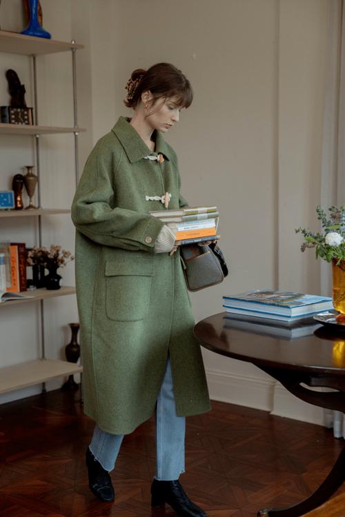 绿大衣穿搭女秋冬_成熟女性秋冬时尚保暖搭