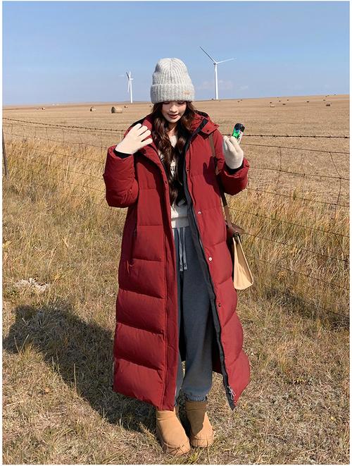 安克拉红色羽绒服怎么搭配_安克拉羽绒服多配风格，时尚百搭！